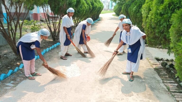 अब प्रखंड और अंचल कार्यालयों की सफाई का जिम्मा जीविका दीदियों के हाथ, 80 महिलाओं को मिलेगा रोजगार 5 IMG-20250521-WA0497