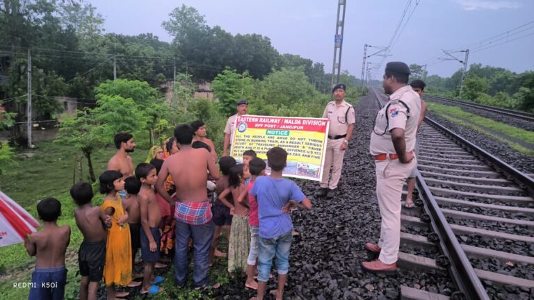 पूर्व रेलवे ने मवेशी टकराव की घटनाओं की रोकथाम हेतु चलाया जागरूकता अभियान 9 IMG-20250526-WA0601