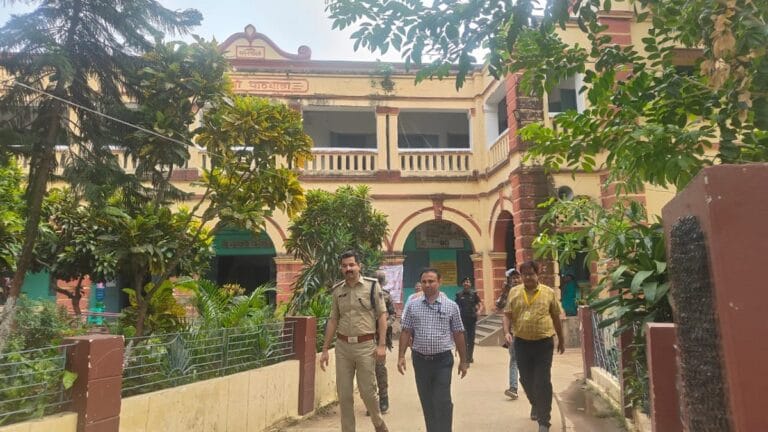 भागलपुर डीएम ने परीक्षा केंद्र पर सुविधा व्यवस्था का लिया जायजा