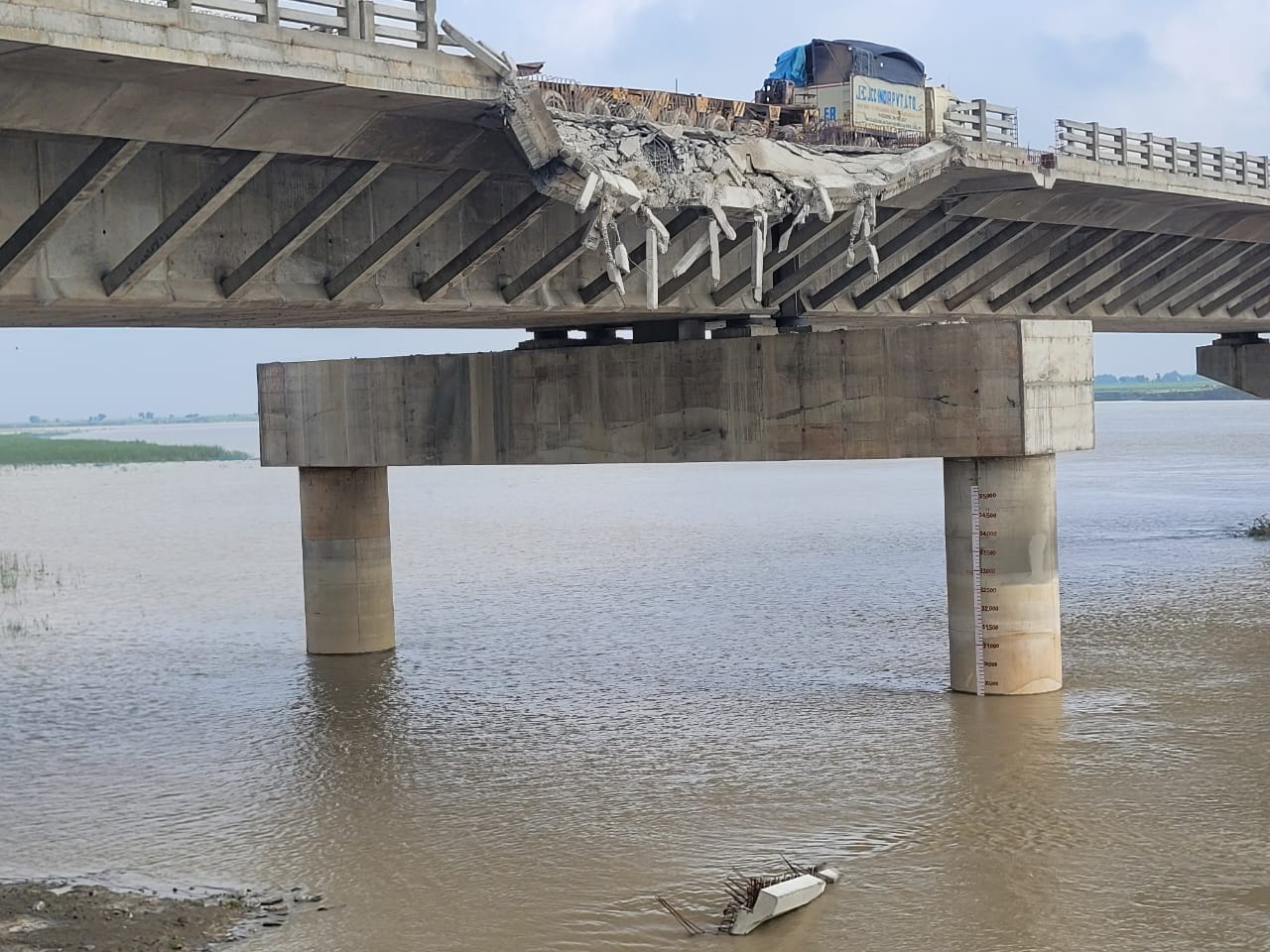 Bhagalpur News: कोसी नदी पर निर्माणाधीन पुल को लेकर प्रशासन का स्पष्टीकरण – मुख्य संरचना सुरक्षित, निर्माण कार्य जारी 1 IMG-20250628-WA0052