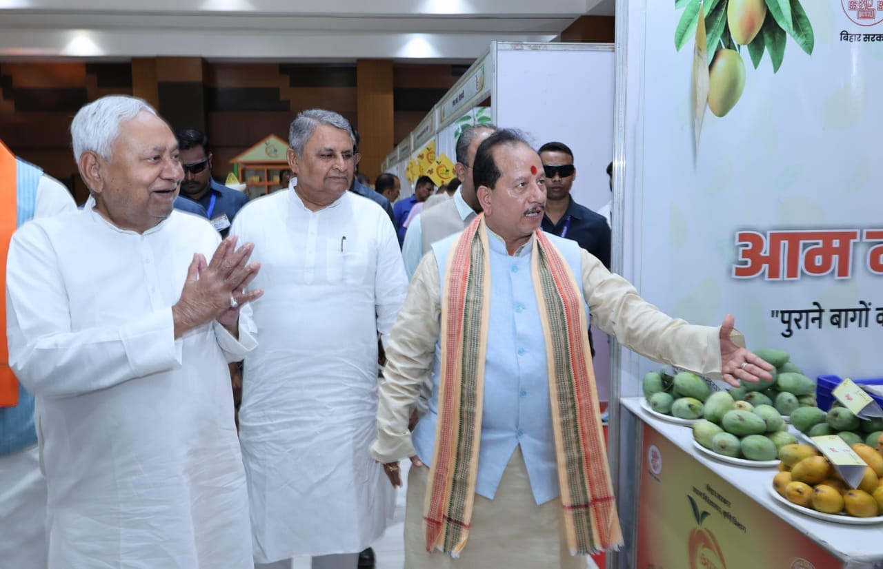 Bihar News: मुख्यमंत्री ने आम महोत्सव 2025 का किया भव्य उद्घाटन, बोले – ‘आम सिर्फ फल नहीं, बिहार की पहचान है’ 1 IMG-20250628-WA0339