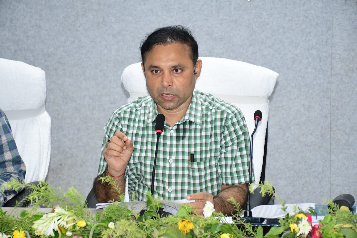 भागलपुर में विशेष गहन पुनरीक्षण अभियान की समीक्षा बैठक, लापरवाह अफसरों पर बड़ी कार्रवाई 1 IMG-20250708-WA0450