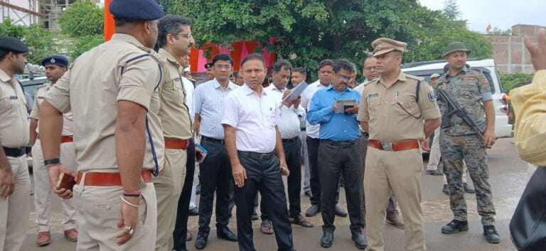 श्रावणी मेला 2025 को लेकर अजगैबीनाथ धाम सजधज कर तैयार, डीएम ने लिया मेला क्षेत्र का जायजा 2 IMG-20250710-WA0112