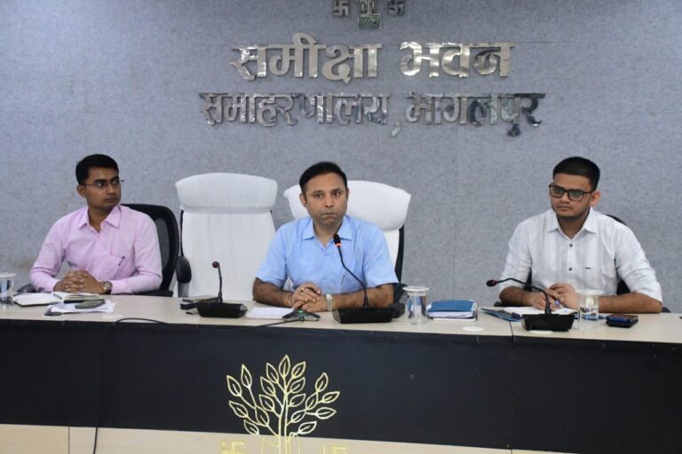 विशेष गहन पुनरीक्षण अभियान 2025 में तेजी लाने को लेकर भागलपुर में जिला निर्वाचन पदाधिकारी की बैठक 6 IMG-20250712-WA0394