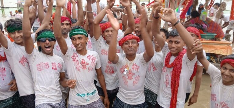 श्रावणी मेला की पहली सोमवारी: लाखों डाक कांवरियों ने अजगैबीनाथ धाम में लगाई आस्था की डुबकी, "बोल बम" से गूंजा सुल्तानगंज 6 IMG-20250713-WA0077