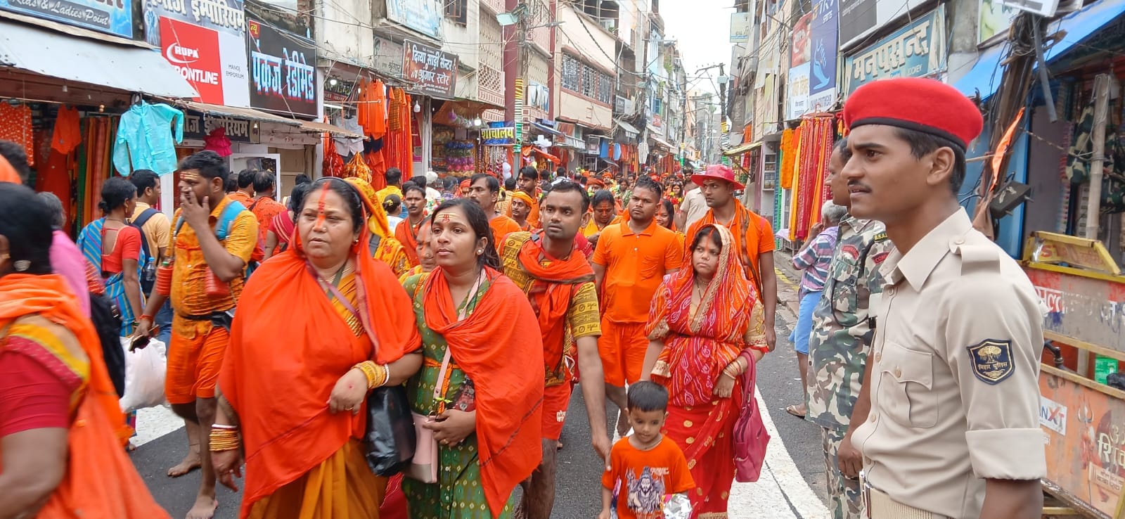 नेपाल की महिला कांवरिया ने बच्चों की सफलता की खुशी में कांवर पथ पर बिछाया सवा किलोमीटर कॉरपेट