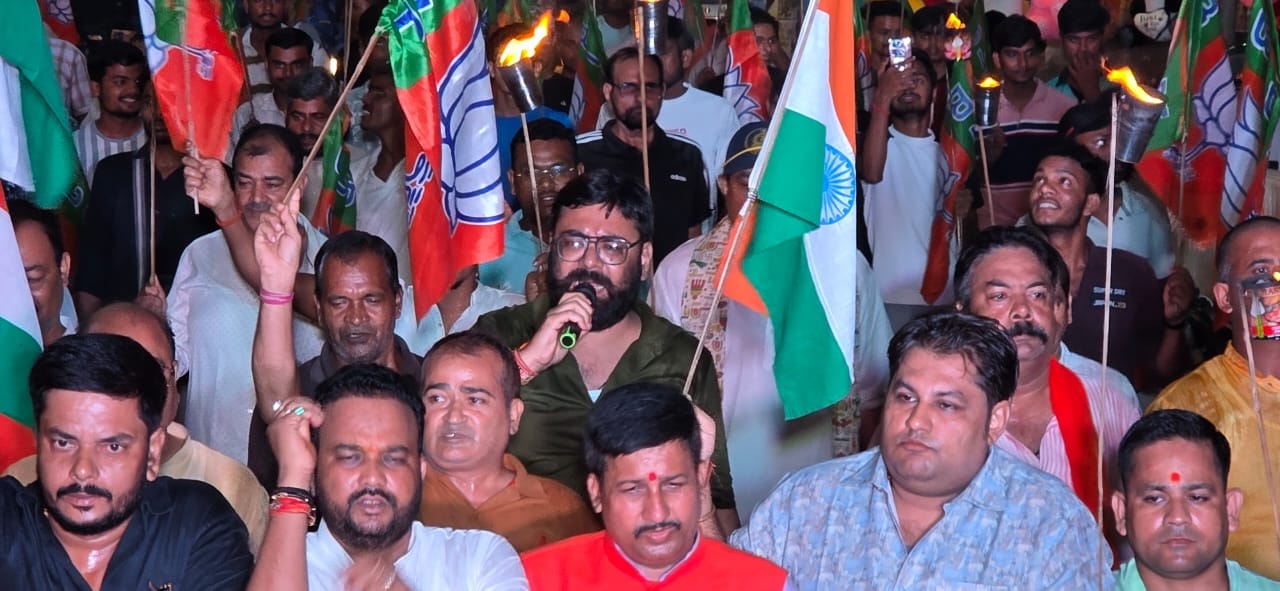 कारगिल विजय दिवस पर भाजयुमो के नेतृत्व में निकाली गई भव्य मशाल यात्रा, शहीदों को दी गई श्रद्धांजलि 1 IMG-20250726-WA0162