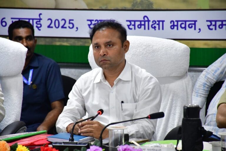 Bhagalpur News: विशेष गहन पुनरीक्षण कार्य में लापरवाही बरतने पर 17 बीएलओ पर कार्रवाई, कई निलंबित, कुछ चयनमुक्त 5 IMG-20250726-WA0801