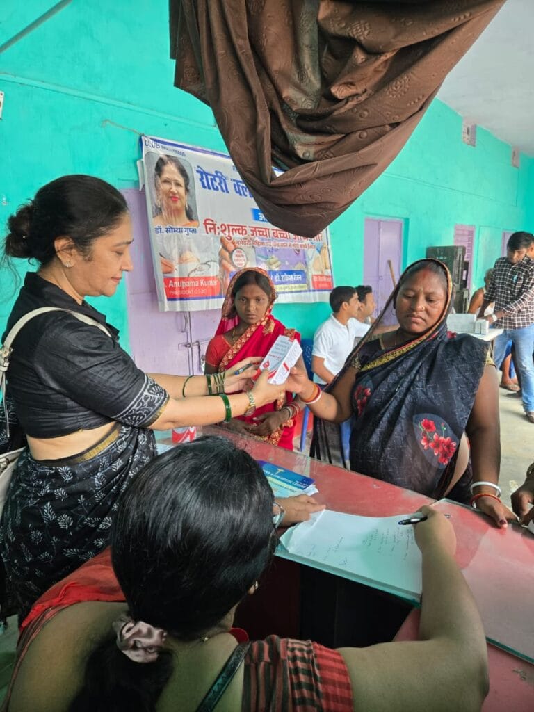 भागलपुर में रोटरी क्लब द्वारा मातृ एवं शिशु स्वास्थ्य जांच शिविर का आयोजन, मासिक धर्म स्वच्छता पर दिया गया विशेष ध्यान 6 IMG-20250727-WA0270