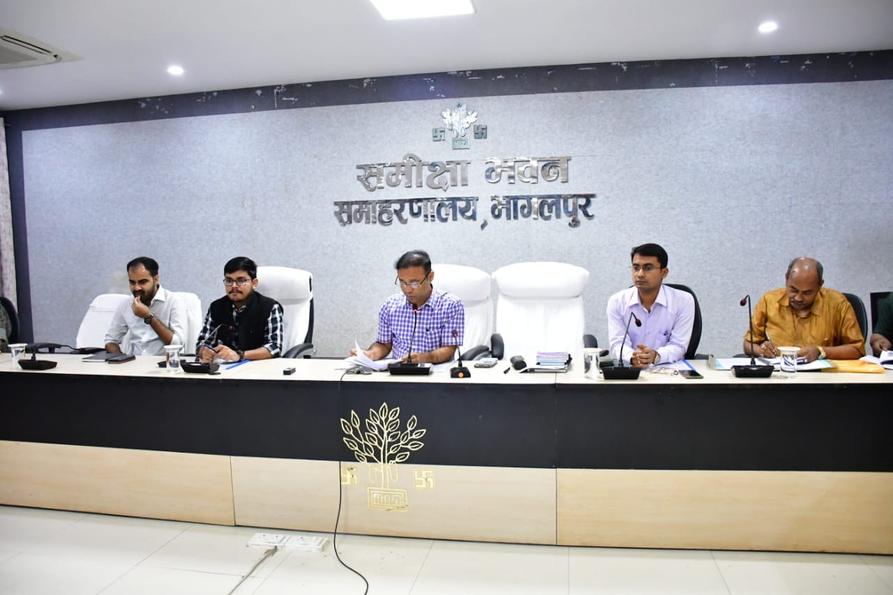 भागलपुर में जन शिकायतों के लंबित मामलों की समीक्षा बैठक, जिलाधिकारी ने दिए 1 अगस्त तक निष्पादन के निर्देश 1 IMG-20250729-WA0581