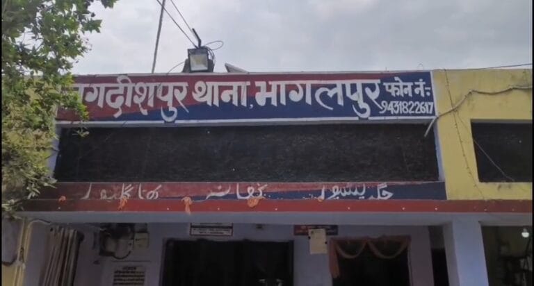 जगदीशपुर में दिनदहाड़े लूट: पिस्तौल के बल पर ₹10 हजार नकद और मोबाइल छीनकर फरार हुए बदमाश 1 Screenshot_2025-07-04-15-25-32-15_6012fa4d4ddec268fc5c7112cbb265e7