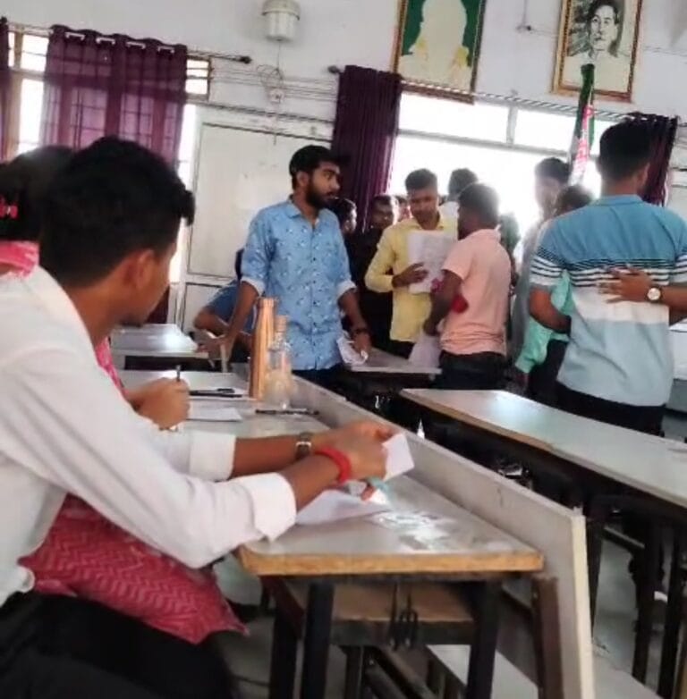 बिहार बंद का असर: भागलपुर के मारवाड़ी कॉलेज में इग्नू की परीक्षा बीच में रोकी गई, छात्रों में आक्रोश 1 Screenshot_2025-07-09-14-59-52-86_6012fa4d4ddec268fc5c7112cbb265e7