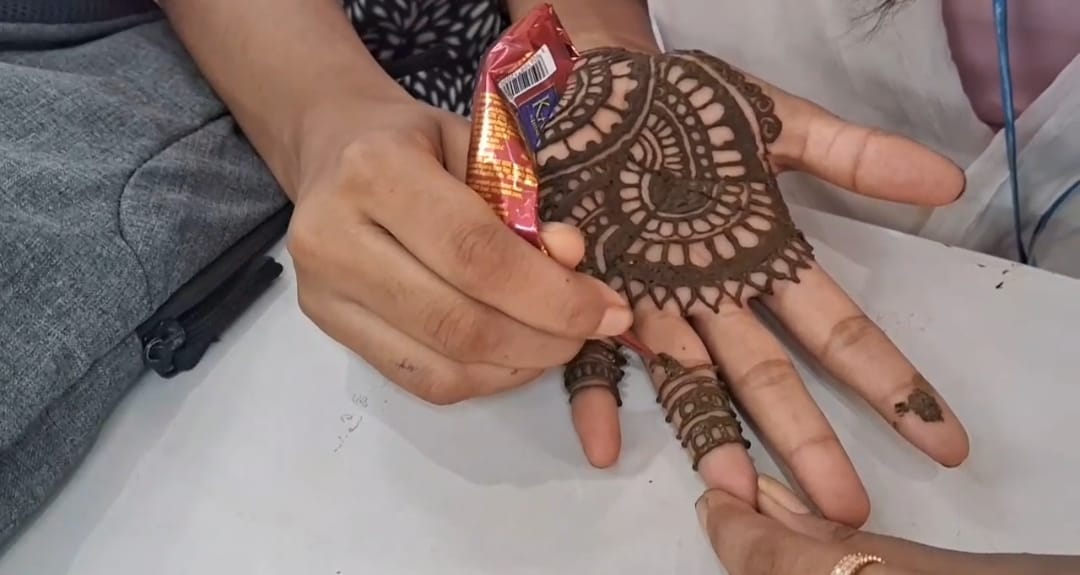 भागलपुर: सुंदरवती महिला महाविद्यालय में एबीवीपी द्वारा मेहंदी प्रतियोगिता का आयोजन, छात्राओं ने सीखी आत्मनिर्भरता की कला 1 Screenshot_2025-07-12-16-25-10-23_6012fa4d4ddec268fc5c7112cbb265e7