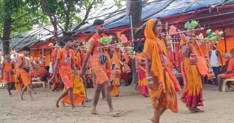 श्रावणी मेला 2025: भगवामय हुआ सबसे लंबा कांवरिया पथ, अजगैबीनाथ धाम में उमड़ा श्रद्धालुओं का सैलाब 10 Screenshot_2025-07-12-16-28-18-78_6012fa4d4ddec268fc5c7112cbb265e7