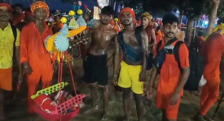 सावन में अनोखी श्रद्धा: कांवड़ में गंगाजल के साथ अपने बच्चे को बैठाकर निकला भक्त, बाबा धाम की ओर बढ़े रंजीत 9 Screenshot_2025-07-12-16-41-07-56_6012fa4d4ddec268fc5c7112cbb265e7