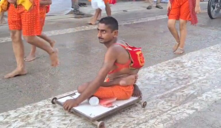 दिव्यांग श्रद्धालु कुंदन की अनोखी कांवर यात्रा: सीने पर योगी का टैटू, बैधनाथ धाम की ओर 105 किमी की चुनौतीपूर्ण यात्रा पर निकले 5 Screenshot_2025-07-13-17-01-47-07_6012fa4d4ddec268fc5c7112cbb265e7