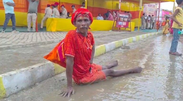 रेंगते हुए भोले के दरबार की ओर दिव्यांग कांवड़िया की अटूट आस्था, कांवड़ पथ पर श्रद्धा का अनोखा दृश्य 4 Screenshot_2025-07-13-17-06-15-39_6012fa4d4ddec268fc5c7112cbb265e7
