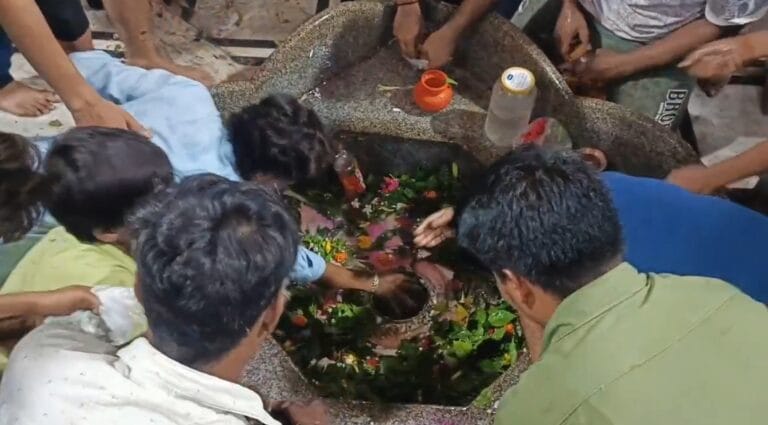 सावन की पहली सोमवारी पर शिवालयों में उमड़ा श्रद्धा का सैलाब, भक्तों ने की भोलेनाथ की आराधना 2 Screenshot_2025-07-14-12-24-13-55_6012fa4d4ddec268fc5c7112cbb265e7