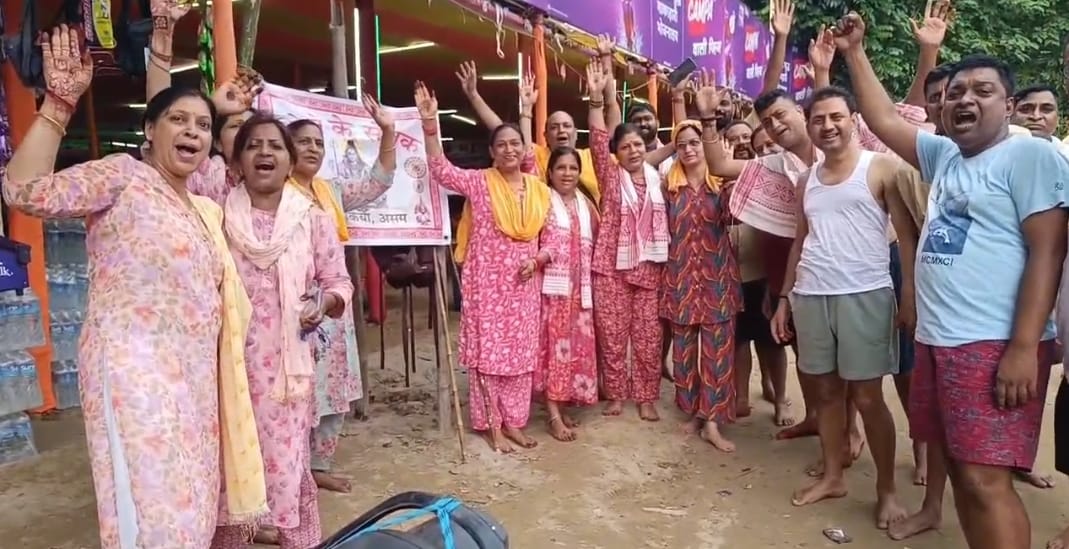 असम के तिनसुकिया से आई श्रद्धालुओं की टोली ने कांवरिया पथ पर भक्ति और उत्साह का रंग बिखेरा, ‘नवशक्ति’ बनी आकर्षण का केंद्र