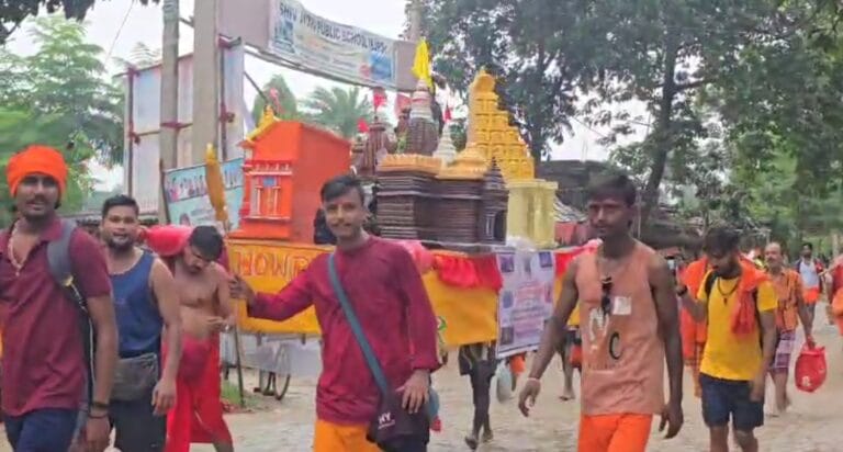 श्रद्धा, समर्पण और कला का अद्भुत संगम: 150 किलो वजनी चारधाम झलक वाली कांवड़ लेकर हावड़ा के कांवड़िए निकले बाबा धाम 5 Screenshot_2025-07-18-17-41-26-69_6012fa4d4ddec268fc5c7112cbb265e7