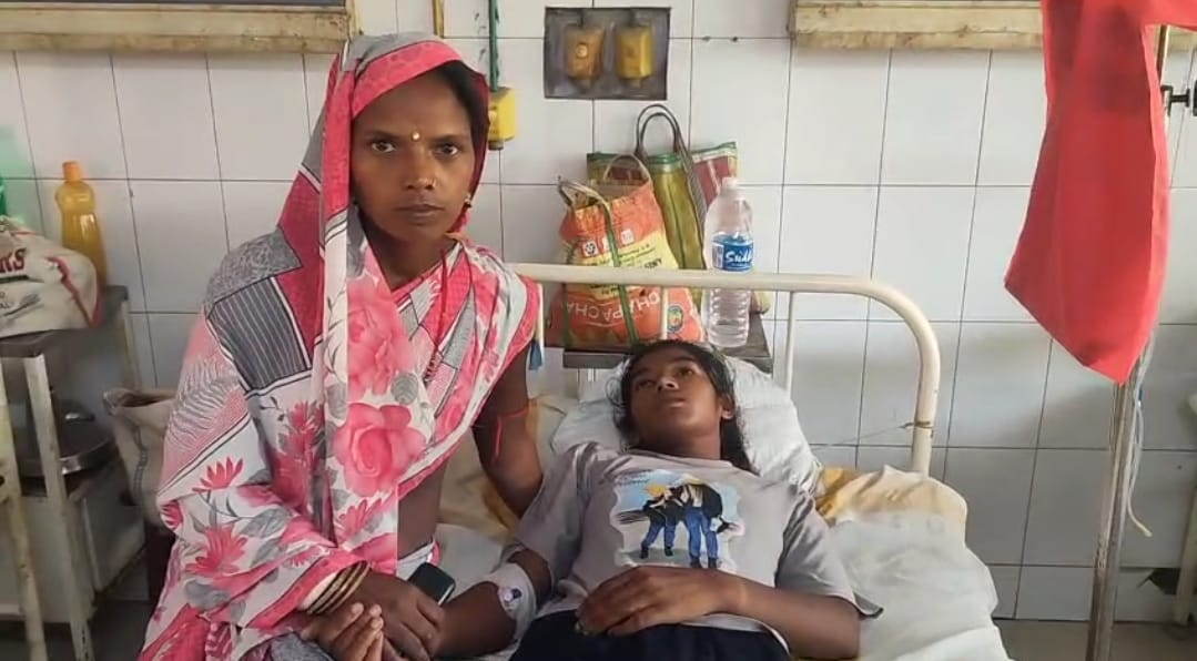 कहलगांव के मध्य विद्यालय में छात्रा की बेरहमी से पिटाई, बेहोशी की हालत में अस्पताल में भर्ती — स्कूल प्रशासन पर लापरवाही का आरोप 1 Screenshot_2025-07-19-18-55-01-14_6012fa4d4ddec268fc5c7112cbb265e7