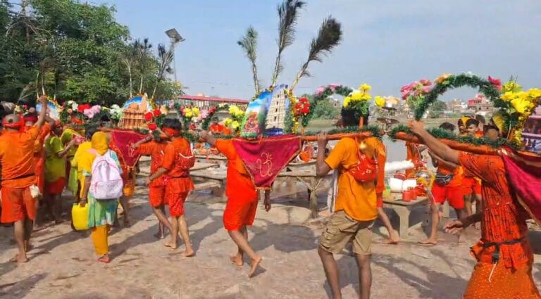 गंगा घाट पर 108 फीट का कांवर बना आकर्षण का केंद्र, 12 वर्षों से निभा रहे अनोखी भक्ति परंपरा 2 Screenshot_2025-07-22-13-35-30-89_6012fa4d4ddec268fc5c7112cbb265e7