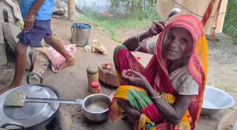 Bhagalpur News: सड़कों पर चूल्हा, आंखों में आस: बाढ़ ने सब कुछ छीन लिया 8 Screenshot_2025-07-28-16-14-38-73_6012fa4d4ddec268fc5c7112cbb265e7