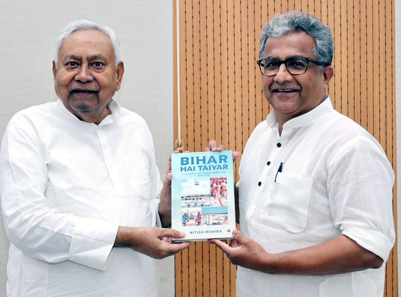उद्योग मंत्री नीतीश मिश्रा ने मुख्यमंत्री को भेंट की अपनी पुस्तक ‘Bihar Hai Taiyar – A Journey of Transformation 2005–2025’ 1 IMG-20250803-WA0502
