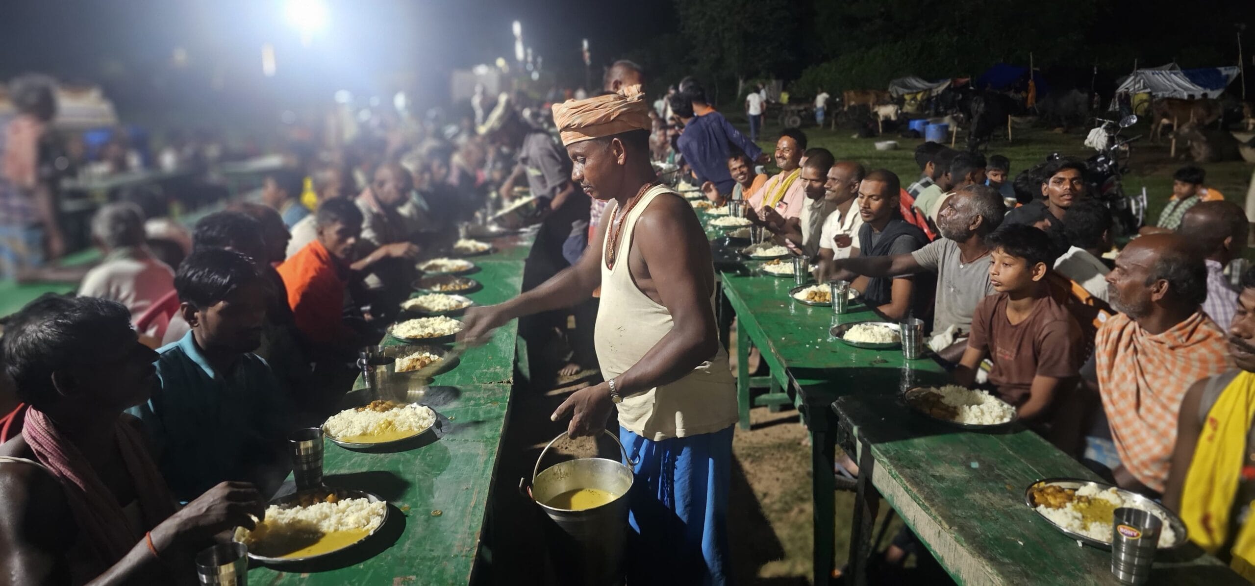 भागलपुर में बाढ़ राहत कार्य तेज, 13 कम्युनिटी किचन और 1381 परिवारों को मिली सहायता 1 IMG-20250809-WA0142