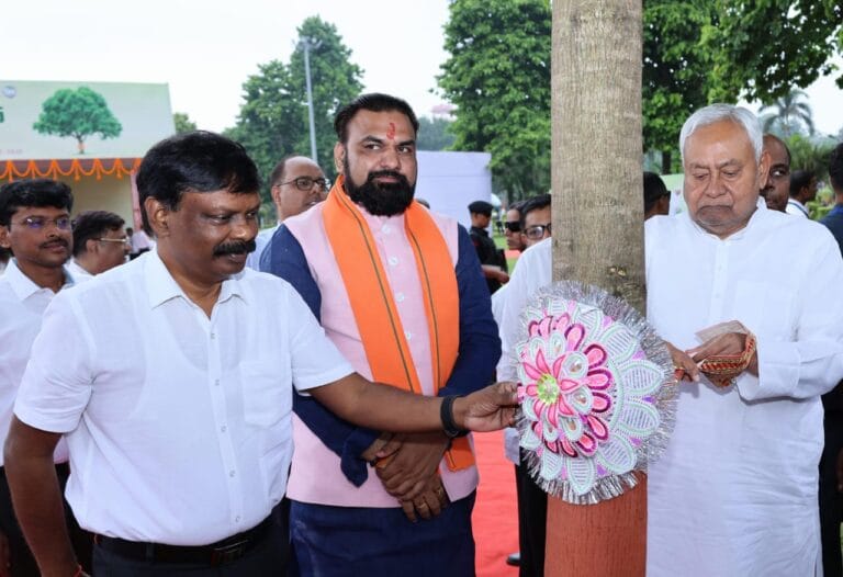 मुख्यमंत्री ने रक्षाबंधन एवं ‘बिहार वृक्ष सुरक्षा दिवस’ पर वृक्ष को रक्षा सूत्र बांधा, किया वृक्षारोपण 4 IMG-20250809-WA0541