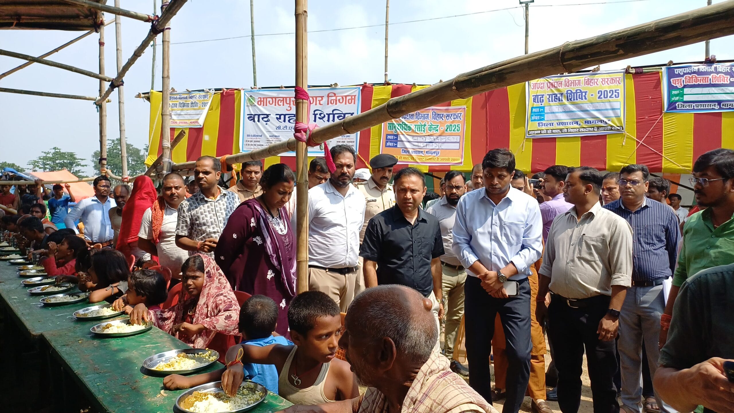 जिलाधिकारी ने किया बाढ़ राहत शिविरों का निरीक्षण, लिया व्यवस्थाओं का जायजा 1 IMG-20250809-WA0708