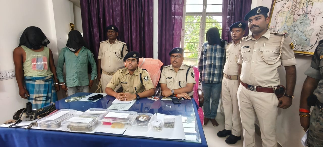 कटिहार पुलिस की बड़ी सफलता: तीन शातिर चोर गिरफ्तार, लाखों के जेवरात और नकदी बरामद 1 IMG-20250812-WA0896
