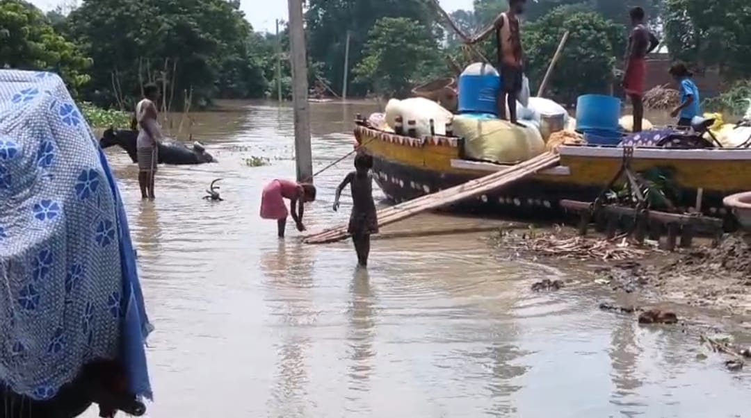 भागलपुर में गंगा का कहर: रत्तीपुर बैरिया गांव टापू में तब्दील, शहर से टूटा संपर्क 1 Screenshot_2025-08-06-15-25-24-12_6012fa4d4ddec268fc5c7112cbb265e7