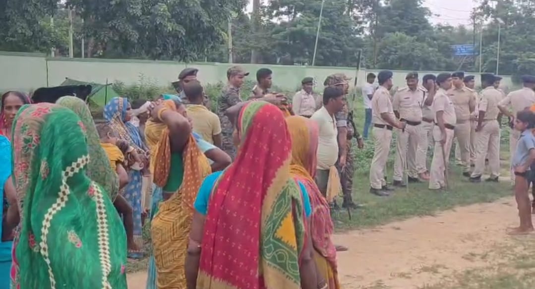 भागलपुर में बाढ़ का कहर जारी, राष्ट्रपति दौरे से पहले एयरपोर्ट मैदान से हटाए जा रहे बाढ़ पीड़ित 1 Screenshot_2025-08-07-16-57-36-80_6012fa4d4ddec268fc5c7112cbb265e7