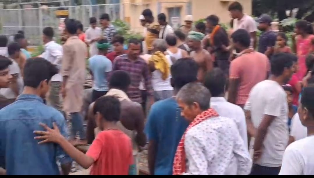 नाथनगर में ट्रेन हादसा: लोकमान्य तिलक एक्सप्रेस की चपेट में आकर 9 भैंसों की मौत, बाढ़ पीड़ित पशुपालकों पर नया संकट 1 Screenshot_2025-08-08-18-34-21-30_6012fa4d4ddec268fc5c7112cbb265e7