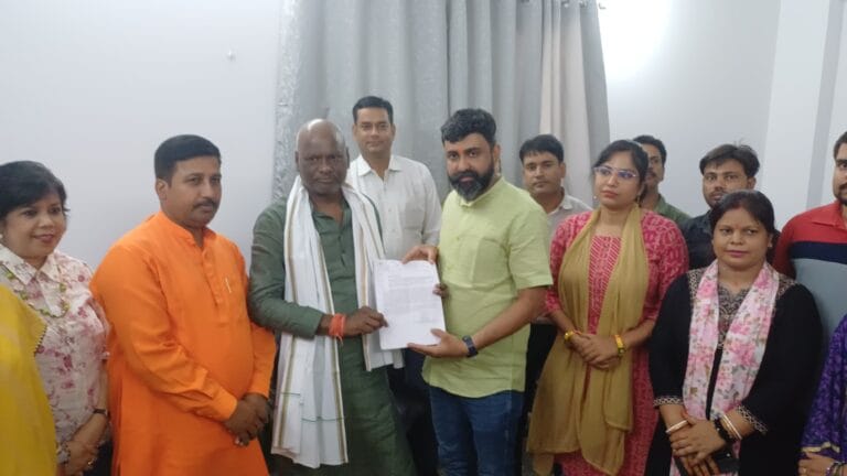 भागलपुर में कार्यपालक सहायकों ने सांसद को सौंपा 11 सूत्री मांग पत्र, स्थायीकरण और राज्यकर्मी का दर्जा प्रमुख मुद्दा 9 IMG-20250903-WA0447