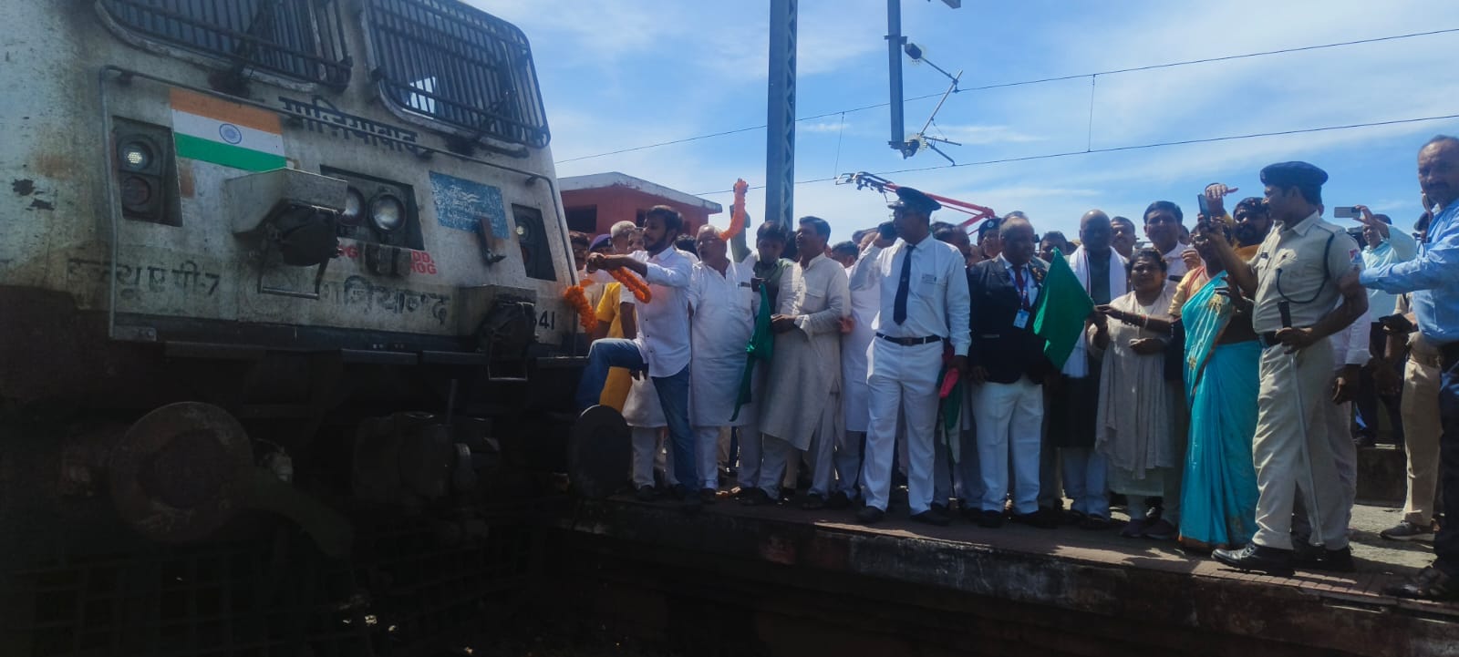 नवगछिया से अमृतसर तक सीधी रेल सुविधा, सांसद अजय कुमार मंडल ने दिखाई हरी झंडी 1 IMG-20250903-WA0491