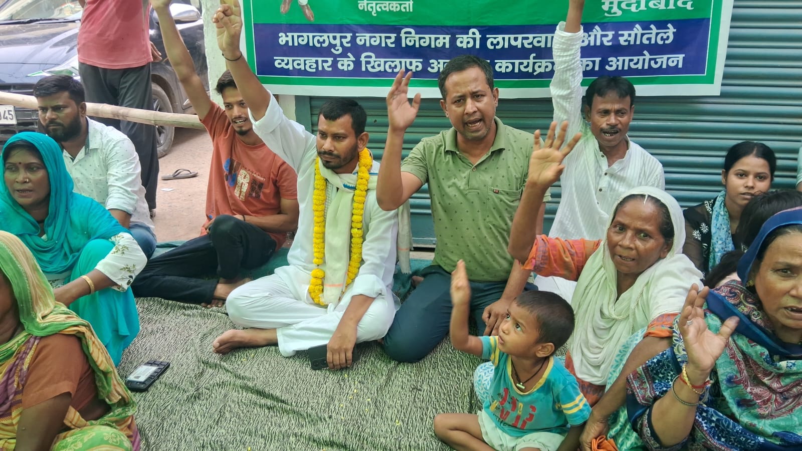 वार्ड 14 में हंगामा, महापौर और पार्षद के खिलाफ मुस्लिम समाज का आमरण अनशन शुरू 1 IMG-20250914-WA0454