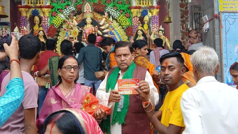 शारदीय नवरात्र की अष्टमी पर बड़ी दुर्गा मंदिर में उमड़ी आस्था की भीड़ 2 IMG-20250930-WA0109