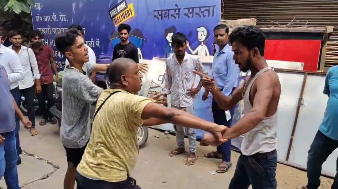 भागलपुर में सड़क पर बवाल, दुकानों के स्टाफ के बीच जमकर मारपीट, एक लहूलुहान 1 Screenshot_2025-09-10-14-59-54-99_6012fa4d4ddec268fc5c7112cbb265e7