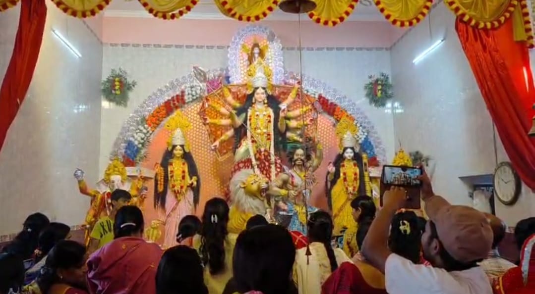भागलपुर में अष्टमी पर मां महागौरी की पूजा, खोइचा चढ़ाने उमड़े श्रद्धालु, पंडालों में युवतियों का सेल्फी क्रेज 1 Screenshot_2025-09-30-14-38-26-36_6012fa4d4ddec268fc5c7112cbb265e7