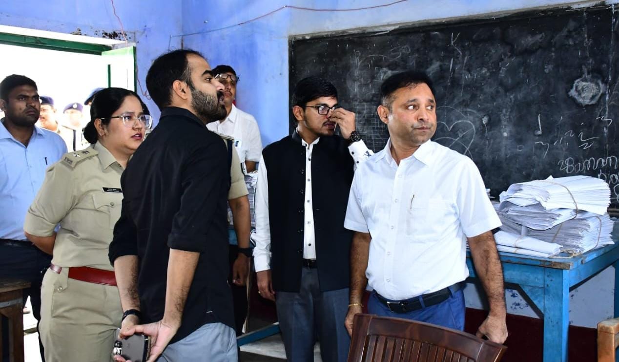 गोपालपुर डिस्पैच सेंटर का डीएम ने किया निरीक्षण, चुनाव तैयारियों का लिया जायजा 1 IMG-20251010-WA0087