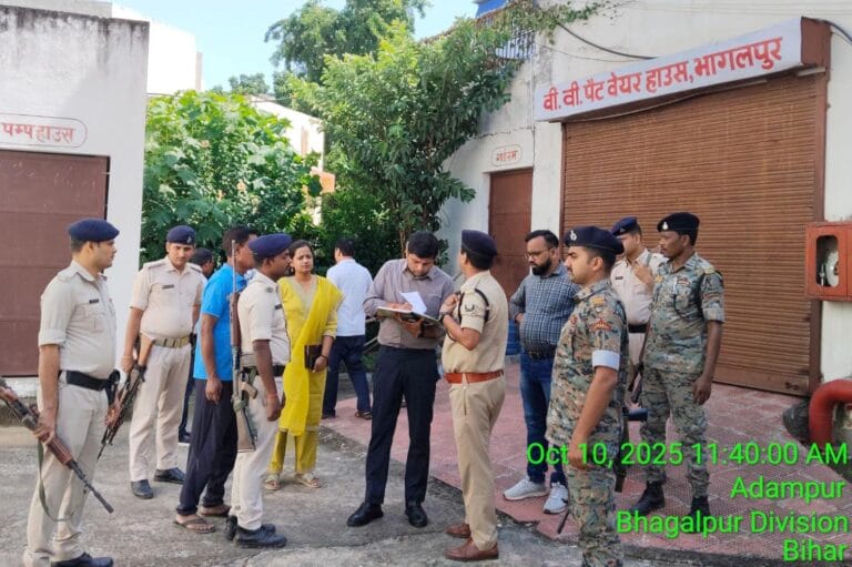 भागलपुर में ईवीएम एवं वीवीपैट वेयरहाउस का संयुक्त निरीक्षण, चुनाव तैयारियों का लिया जायजा 8 IMG-20251010-WA0459