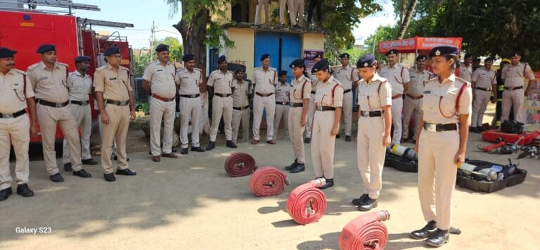 दीपावली पर सुरक्षा के पुख्ता इंतजाम, अग्निशमन विभाग ने की मॉक ड्रिल: 24 घंटे अलर्ट रहेगा कंट्रोल रूम 5 IMG-20251010-WA0596