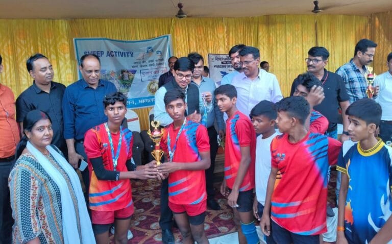 भागलपुर: स्वीप कार्यक्रम के तहत सैंडिश पार्क में खेल प्रतियोगिता का आयोजन, युवाओं ने लिया अधिक मतदान का संकल्प 4 IMG-20251011-WA0134