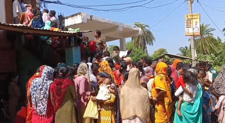 जीविका से जुड़ी महिलाओं के खाते में आई राशि, बैंक ऑफ बड़ौदा में उमड़ी भीड़ 9 Screenshot_2025-10-10-14-45-50-14_6012fa4d4ddec268fc5c7112cbb265e7