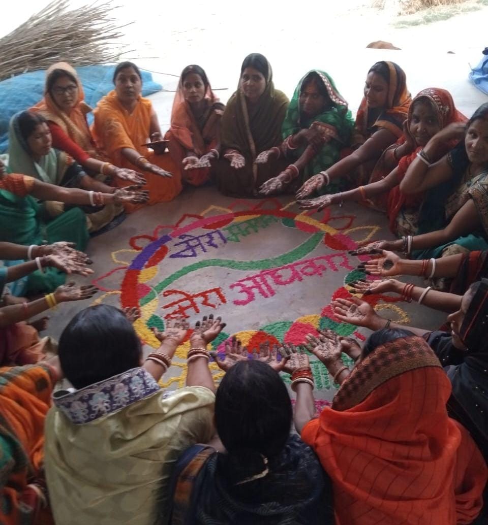 शाहकुंड में जीविका दीदियों का अनोखा अभियान — मेहंदी, रंगोली और रैली से गूंजा मतदान का संदेश 1 IMG-20251101-WA0562