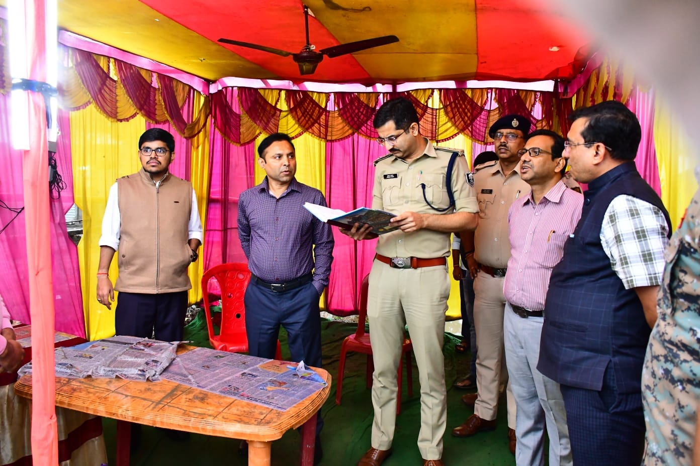 चुनाव से पहले भागलपुर प्रशासन अलर्ट: डीएम और एसएसपी ने मिर्जाचौकी चेकपोस्ट पर की सघन जांच का निरीक्षण 1 IMG-20251101-WA0599
