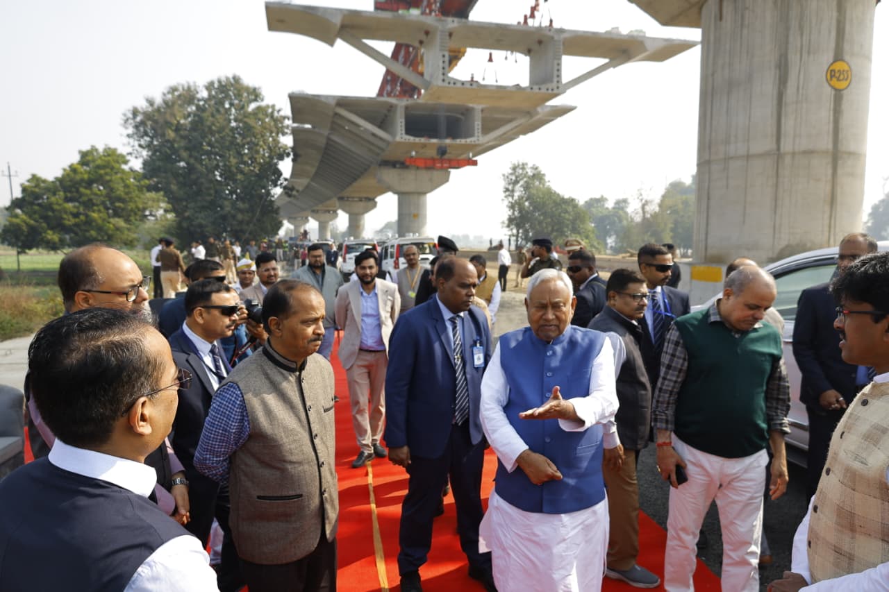 CM नीतीश ने किया दानापुर-बिहटा एलिवेटेड रोड व शेरपुर-दिघवारा गंगा पुल का निरीक्षण, निर्माण कार्य को तय समय सीमा में पूरा करने का सख्त निर्देश 1 IMG-20251126-WA0200(1)