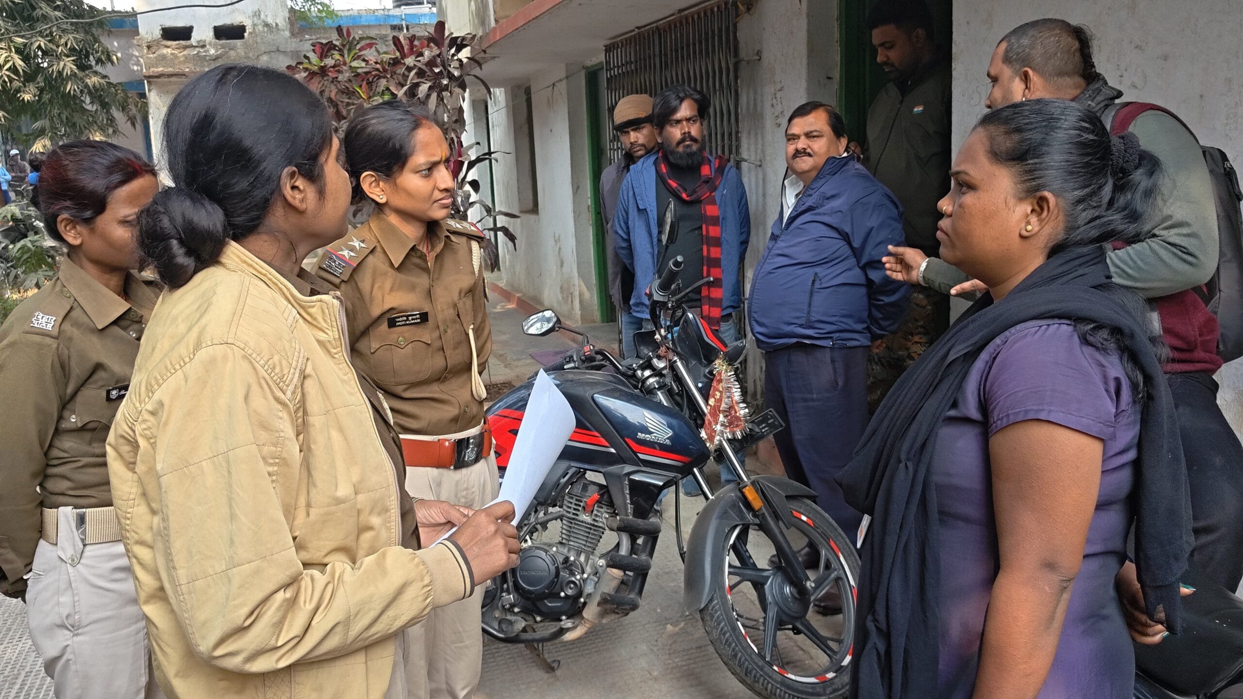 सैंडिस कंपाउंड में महिला कर्मी से छेड़खानी का आरोप, गबन के दावे से उलझा मामला 1 IMG-20260120-WA0542